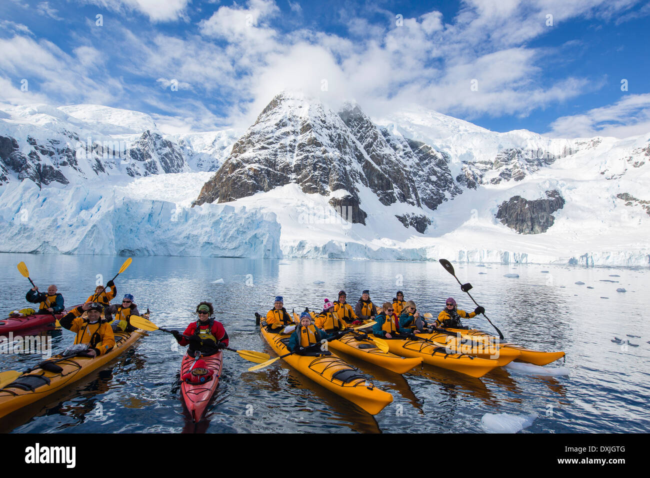 Membres d'une expédition en Antarctique Croisière du kayak de mer dans le Paradise Bay sous le mont Walker sur la péninsule antarctique. Banque D'Images