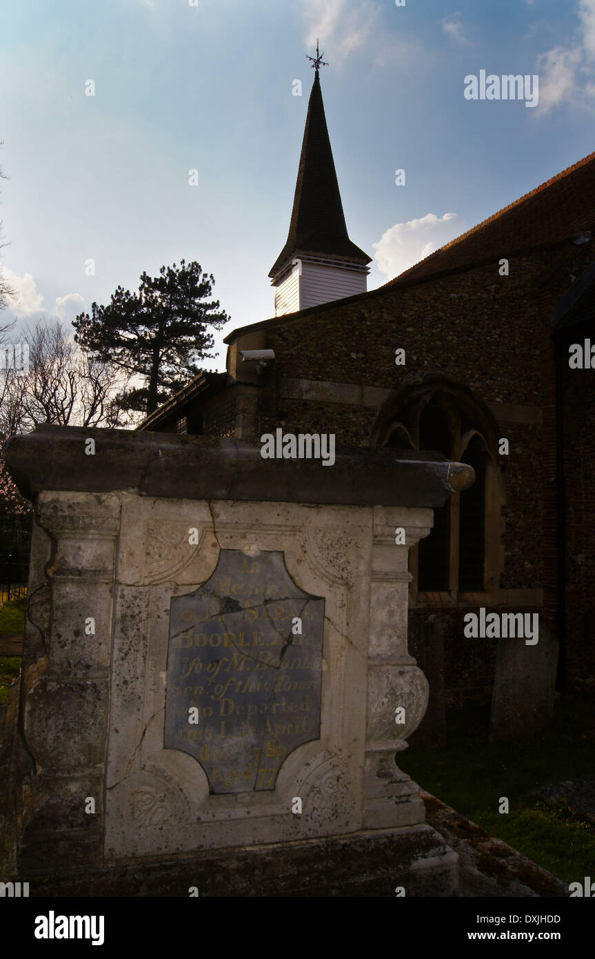 Plan d'examen ou de la poitrine tombe de Sarah Boodle, 1789, dans le cimetière de Saint Martin's Church, Chipping Ongar, Essex, Angleterre Banque D'Images