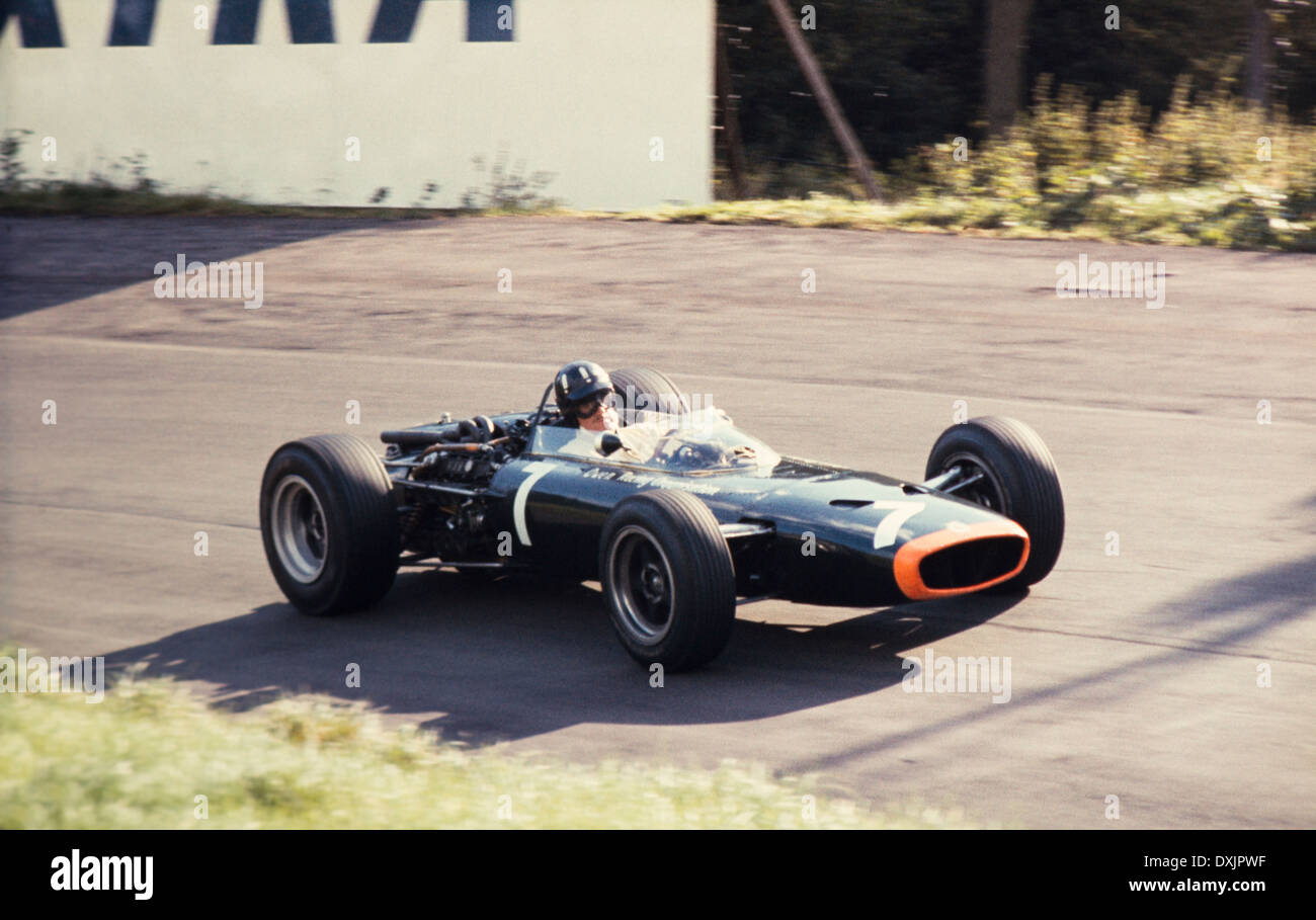Graham Hill, la formule 1 BRM P83, les sorties au cours de la courbe d'Esso 1966 Oulton Park Gold Cup. Banque D'Images
