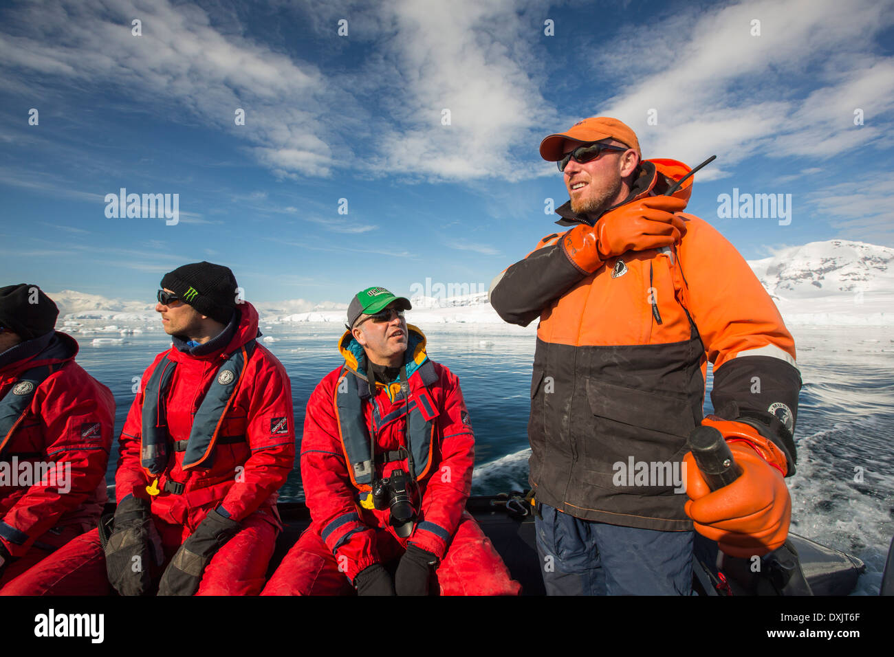 Les membres d'une croisière expédition en Antarctique dans un Zodiak dans Fournier Bay dans le détroit de Gerlache sur la péninsule antarctique. Banque D'Images