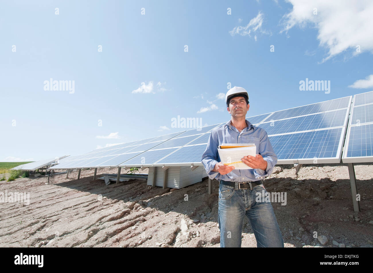 Ingénieur dans l'usine solaire Banque D'Images