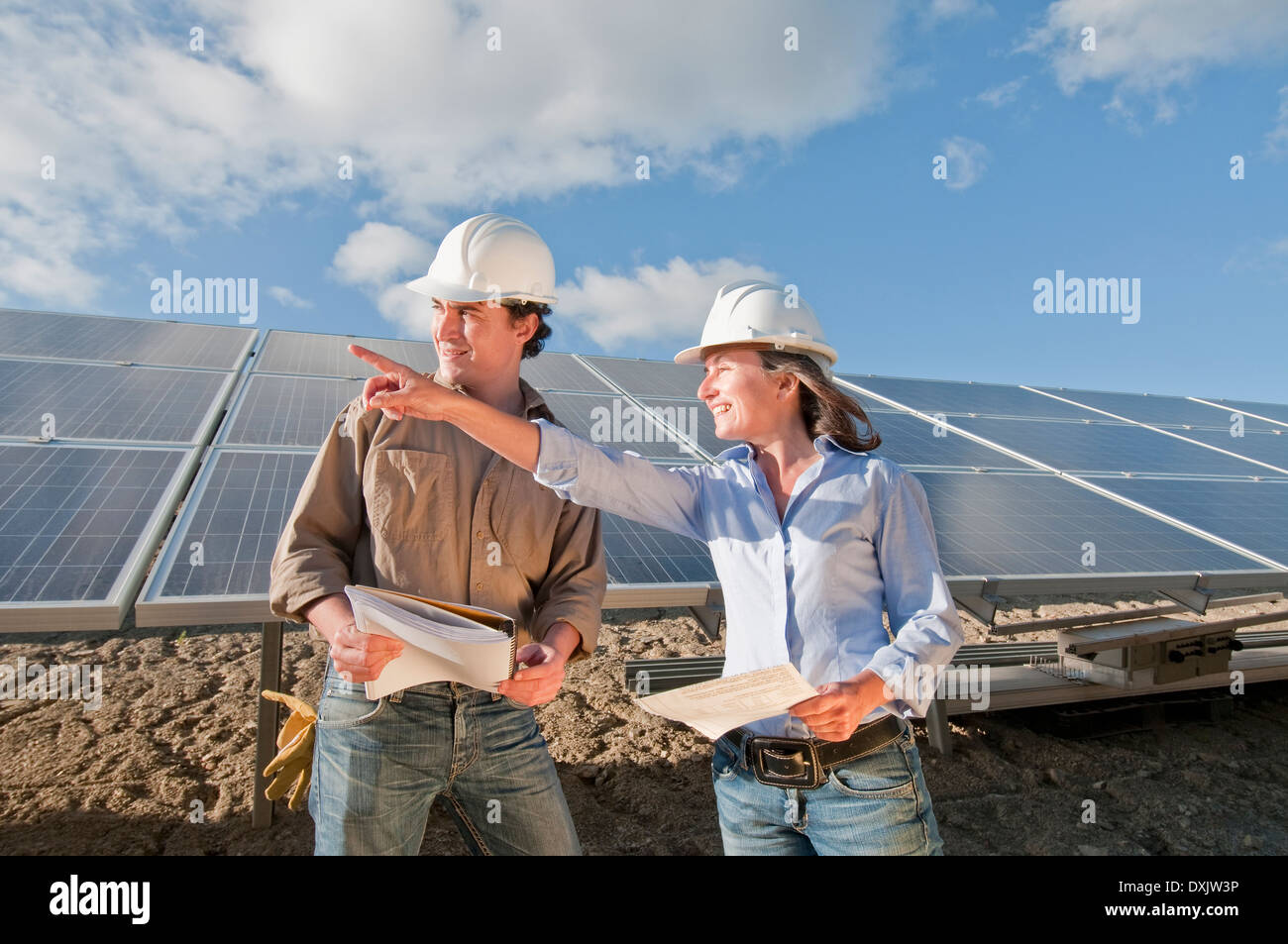 Les ingénieurs de centrale solaire Banque D'Images