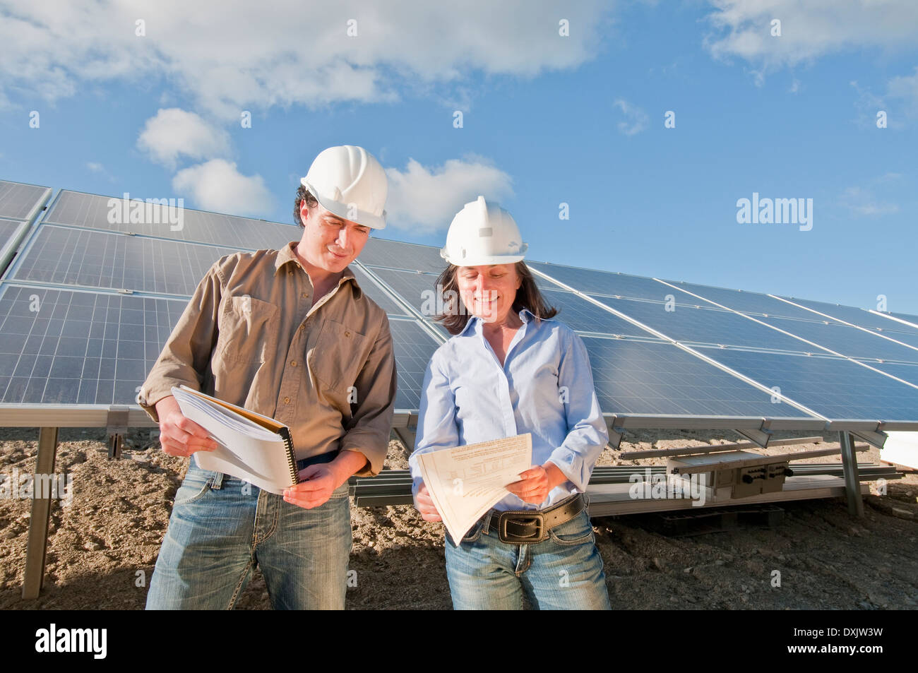 Les ingénieurs de centrale solaire Banque D'Images