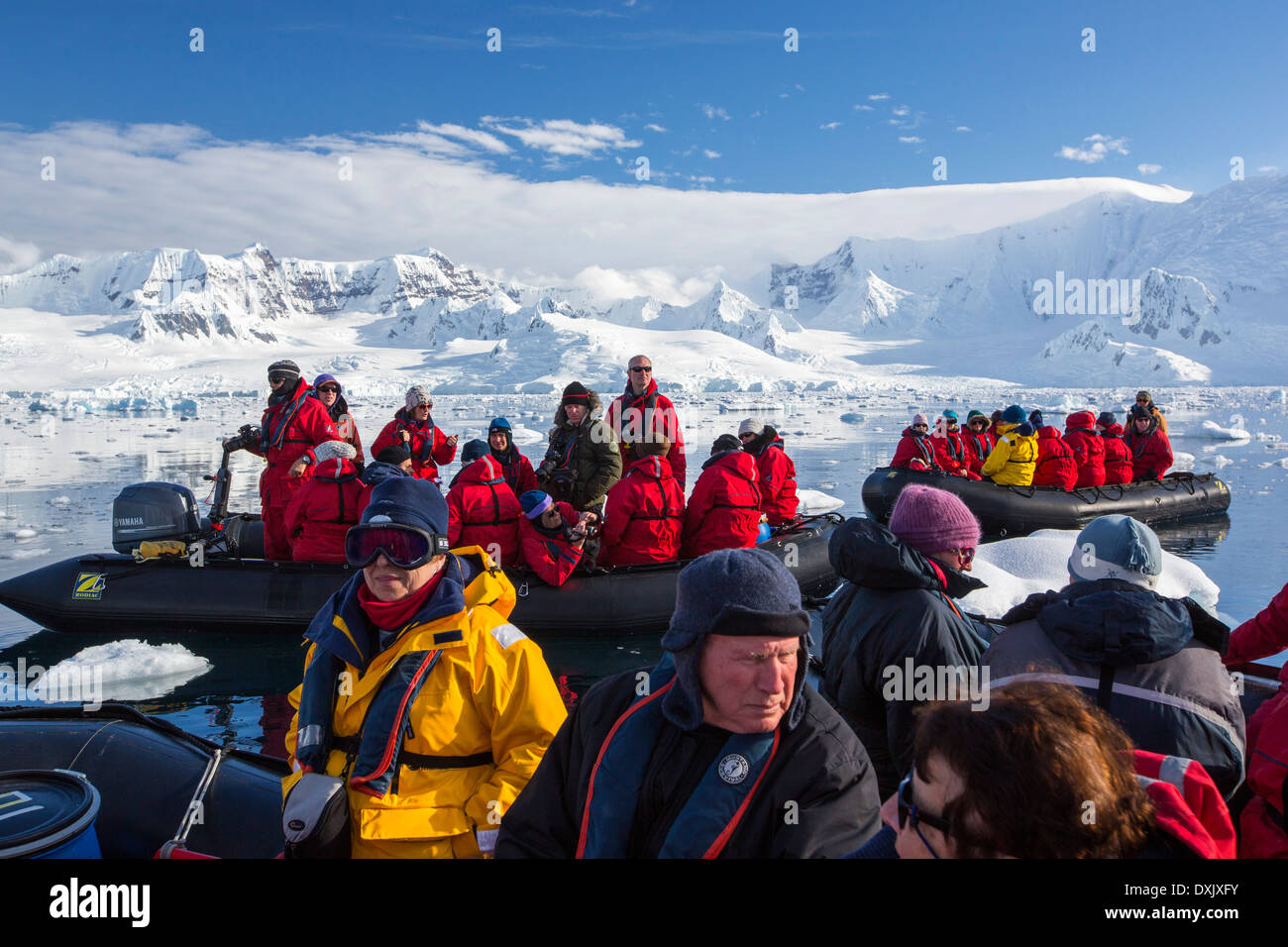 Les membres d'une croisière expédition en Antarctique dans un Zodiak dans Fournier Bay dans le détroit de Gerlache sur la péninsule antarctique. Banque D'Images