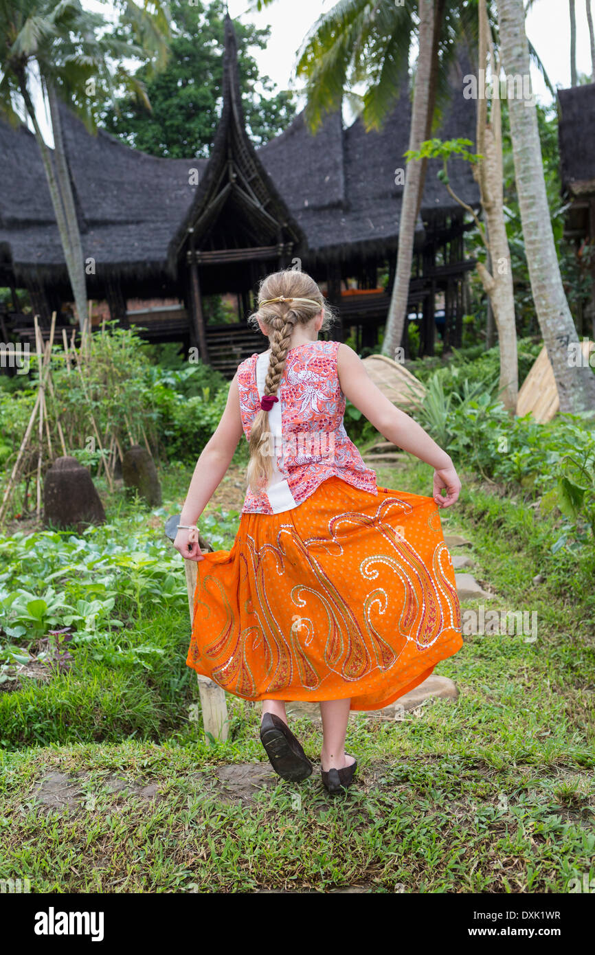 Caucasian girl walking in garden, Ubud, Bali, Indonésie Banque D'Images