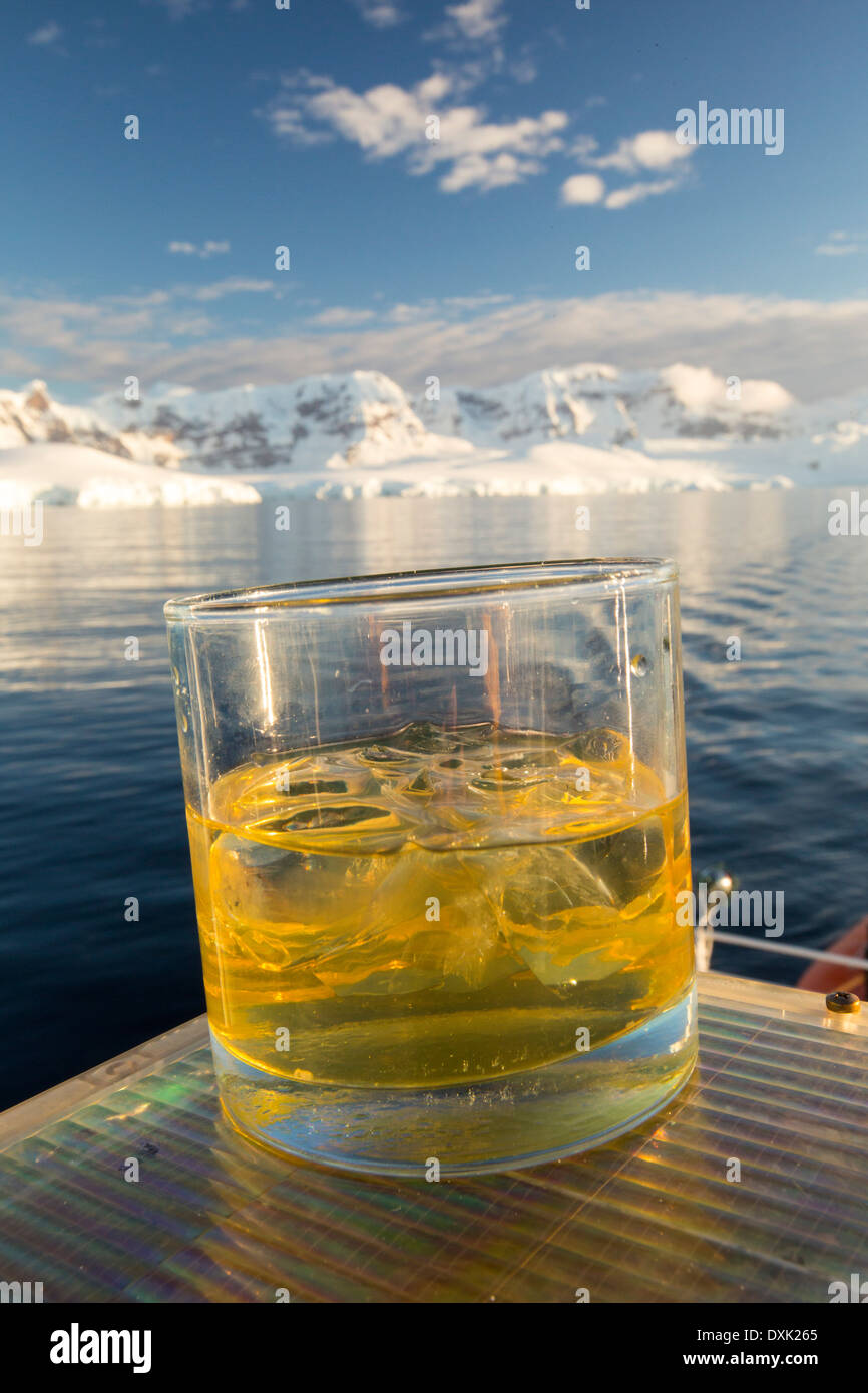 Un Scotch sur les rochers avec 100 000 ans, la glace de glacier sur le pont de l'Akademik Sergey Vavilov Banque D'Images