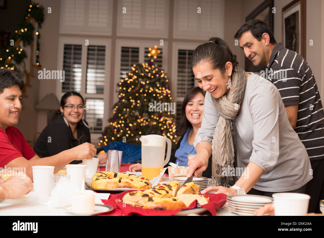 Hispanic family enjoying dessert traditionnel de Noël Banque D'Images