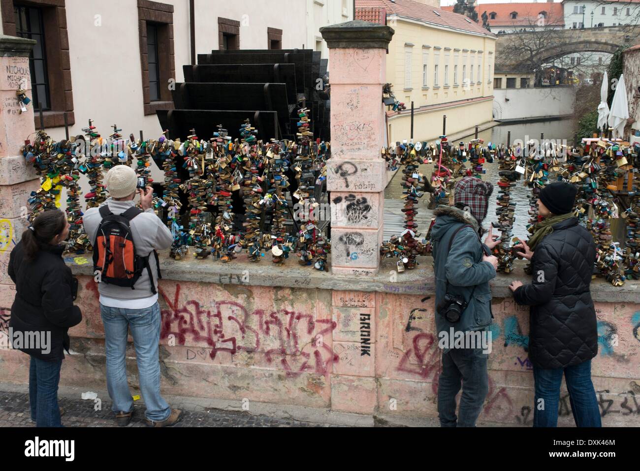 Un couple sur le pont des amoureux. Prague. Pas aussi flashy ou connu comme le grand pont Charles, Prague amour résidents mais ce charmant petit pont en treillis, presque dans le camouflage moins connue de la superbe vieille ville et à seulement 20 mètres est capable de cro Avril 2013 Banque D'Images