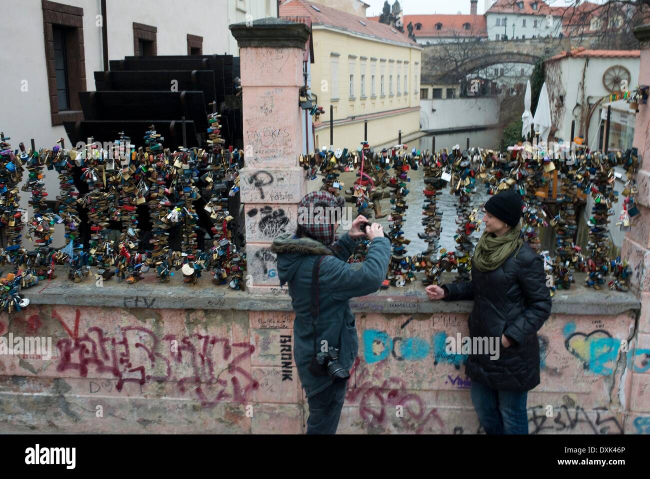 Un couple sur le pont des amoureux. Prague. Pas aussi flashy ou connu comme le grand pont Charles, Prague amour résidents mais ce charmant petit pont en treillis, presque dans le camouflage moins connue de la superbe vieille ville et à seulement 20 mètres est capable de cro Avril 2013 Banque D'Images