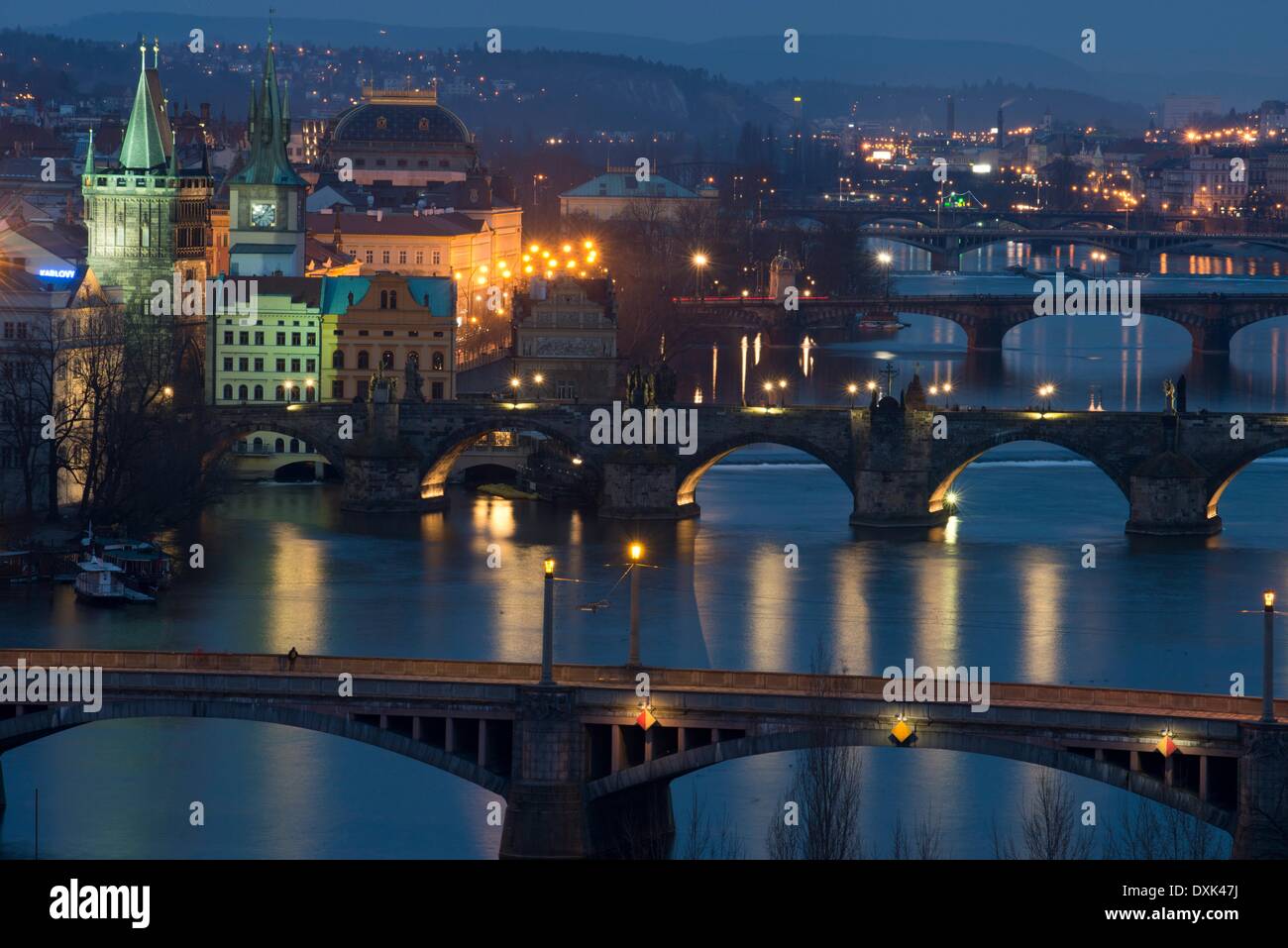 Vues de la nuit des différents ponts de la ville de Prague sur la rivière Vltava. Le plus célèbre pont qui passe au-dessus de la Vltava, le courant est le Pont Charles. - Avril 2013. Banque D'Images