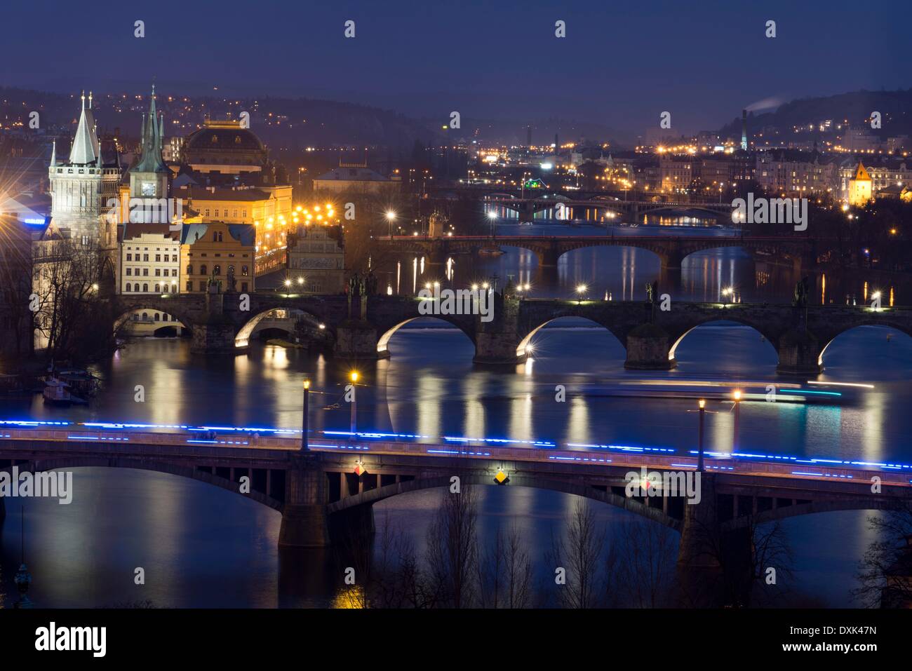 Vues de la nuit des différents ponts de la ville de Prague sur la rivière Vltava. Le plus célèbre pont qui passe au-dessus de la Vltava, le courant est le Pont Charles. - Avril 2013. Banque D'Images