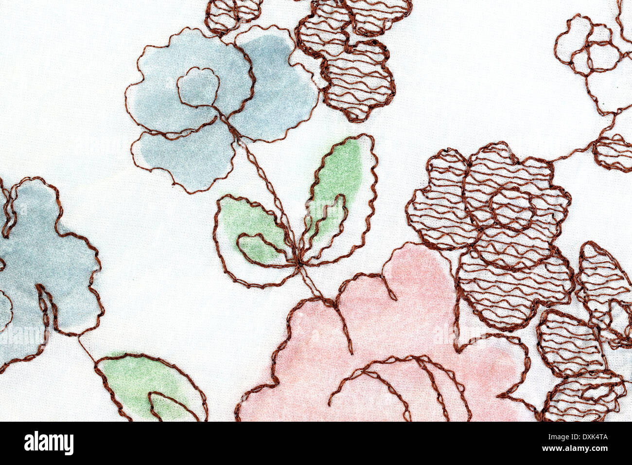 Motif à fleurs rose sur fond de tissu blanc. Banque D'Images