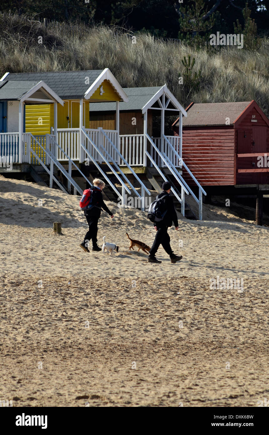 Les promeneurs sur la plage au wells next the sea norfolk uk Banque D'Images