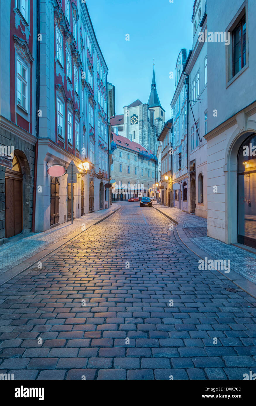 Rue pavée, à l'aube, Prague, République Tchèque Banque D'Images