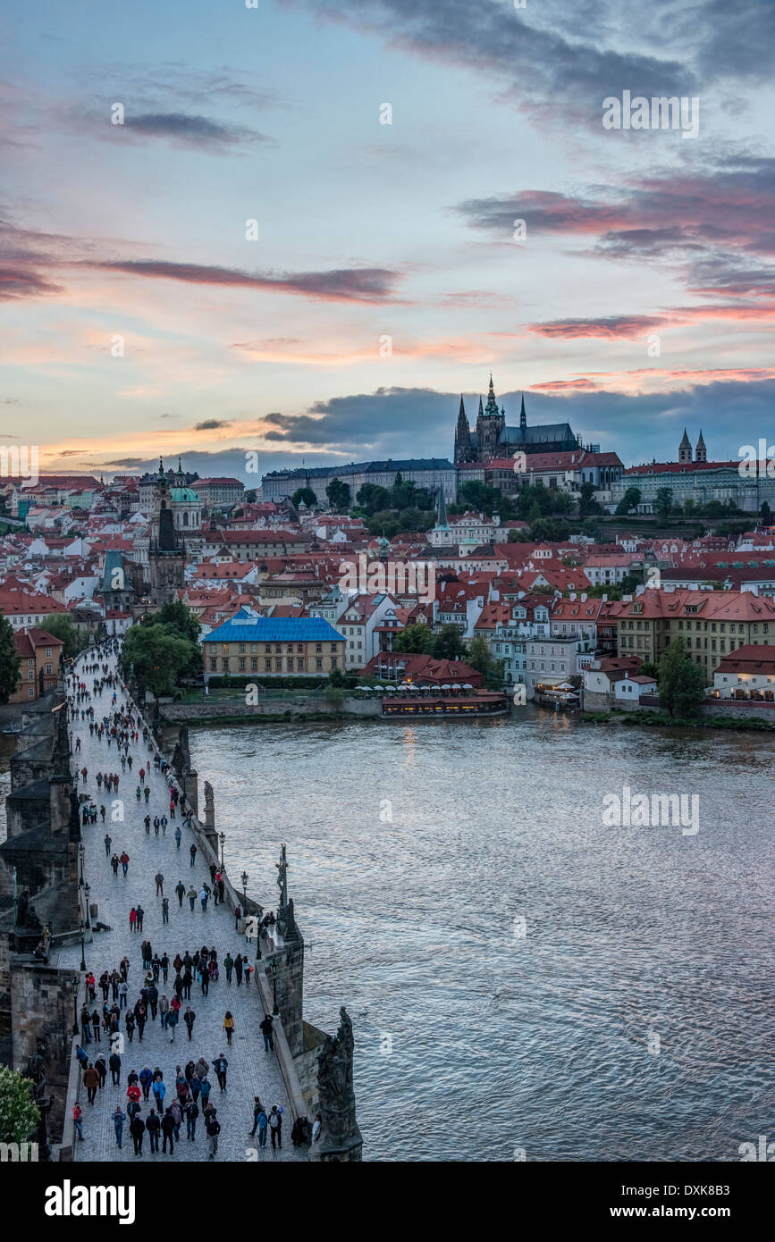 Le Pont Charles, le château de Prague et la ville au coucher du soleil, Prague, République Tchèque Banque D'Images
