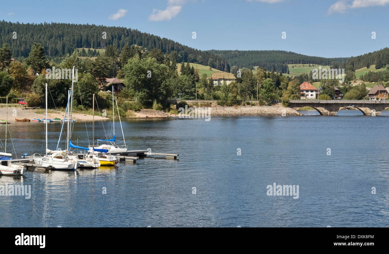 Appartement de vacances Schluchsee, le paysage autour d'un lac dans la Forêt-Noire (Allemagne du Sud) à l'heure d'été avec des bateaux et des ponts Banque D'Images