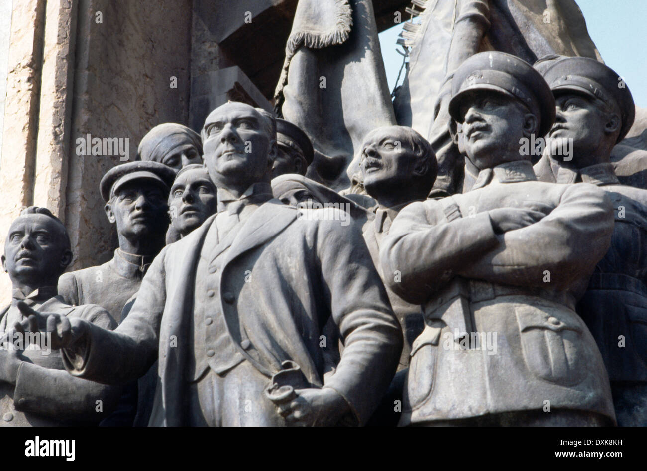 Istanbul Turquie Monument sur la place Taksim pour commémorer la formation de la République turque avec Mustafa Kemal Ataturk et Comdorades à Weste Banque D'Images