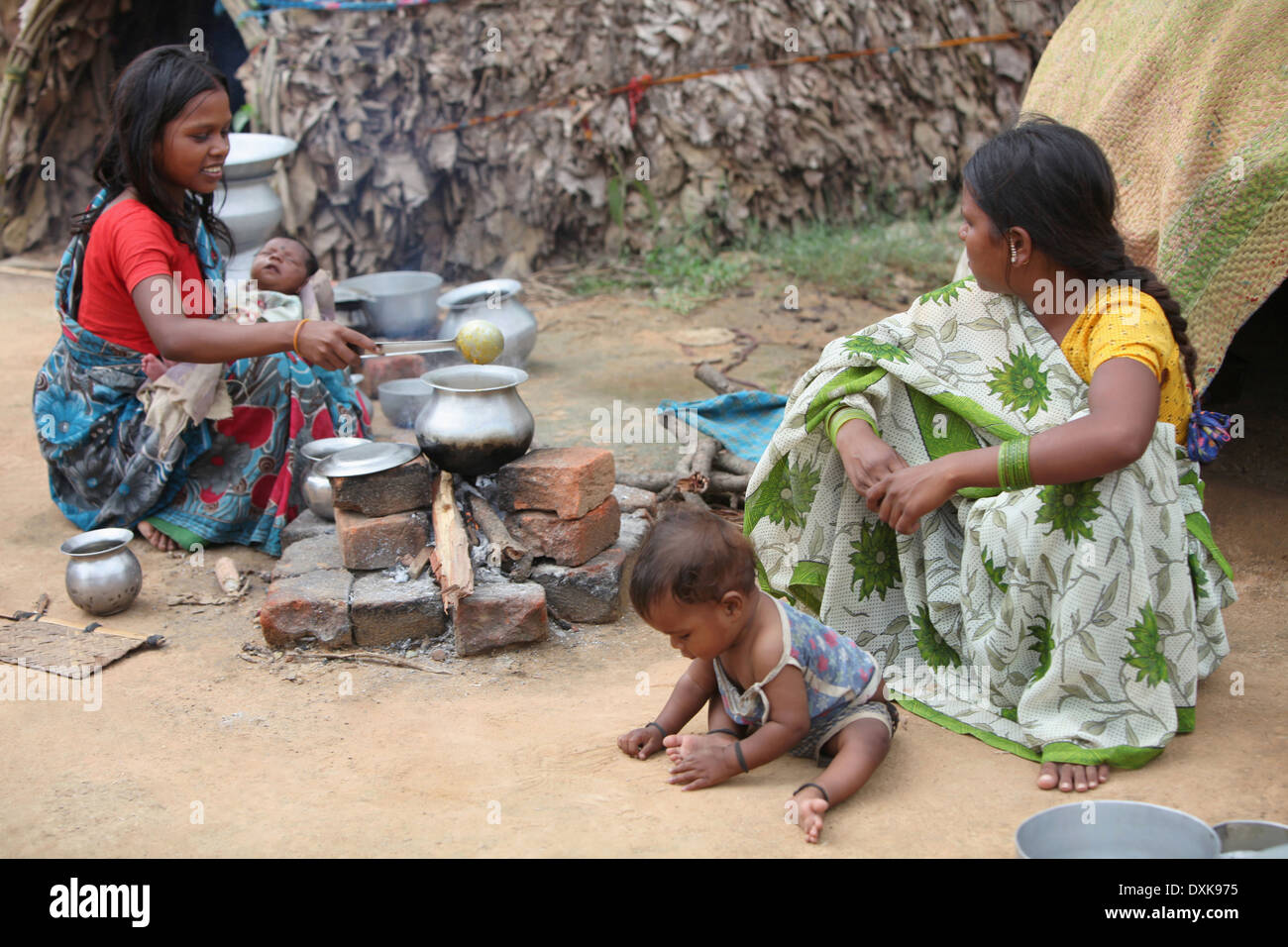 Femme Tribal à la cuisson des aliments sur l'âtre. Bhuija Musahar ou tribu. Keredari et village, district de bloc Hazaribaug, Jharkhand, India. Banque D'Images
