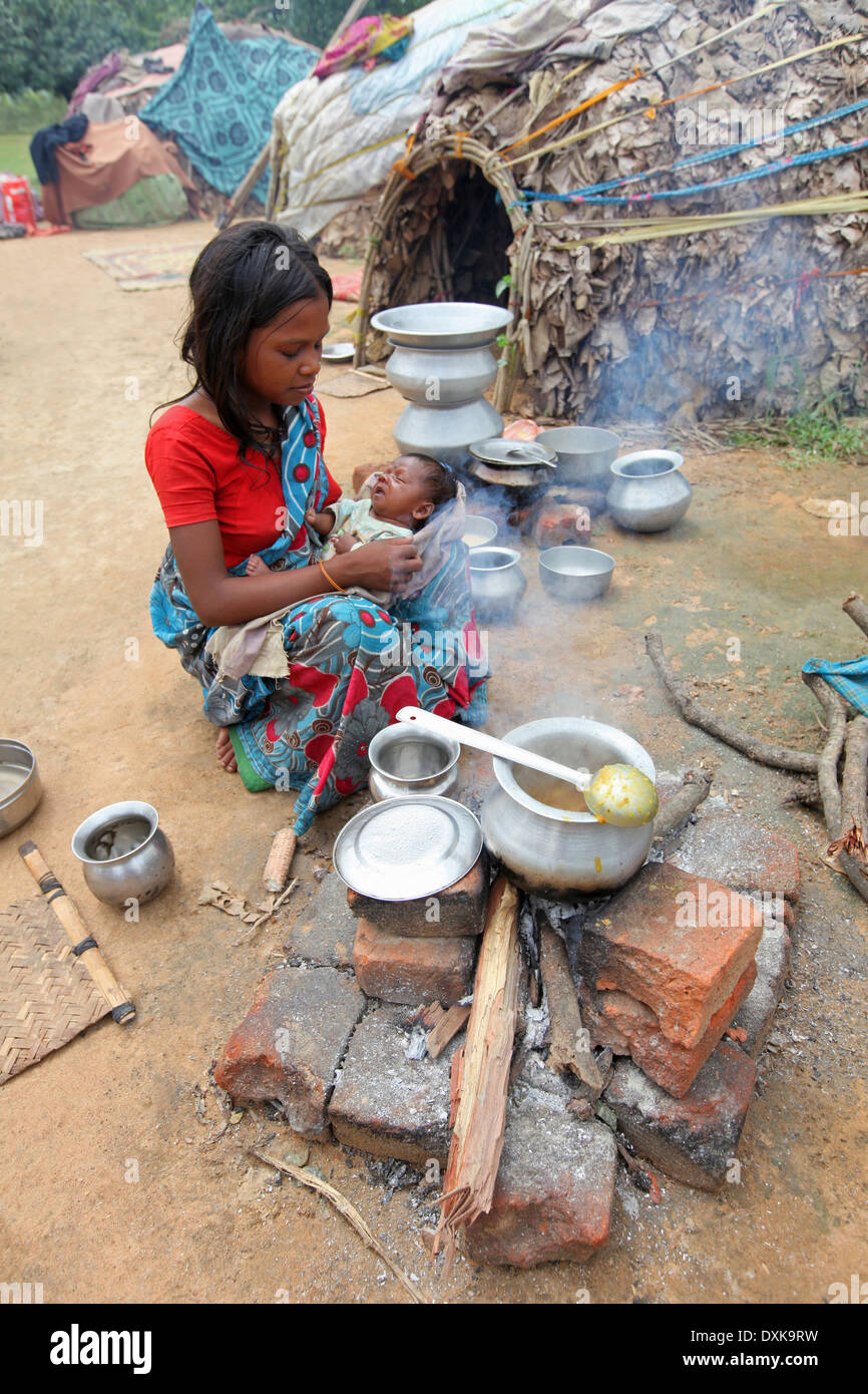 Femme Tribal à la cuisson des aliments sur l'âtre. Bhuija Musahar ou tribu. Hazaribaug Keredari village, District, Jharkhand, India. Banque D'Images