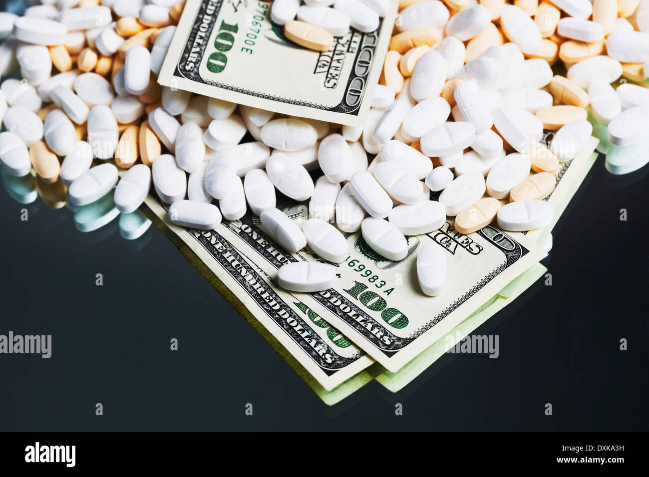 Les médicaments sur ordonnance et one hundred dollar bills Banque D'Images