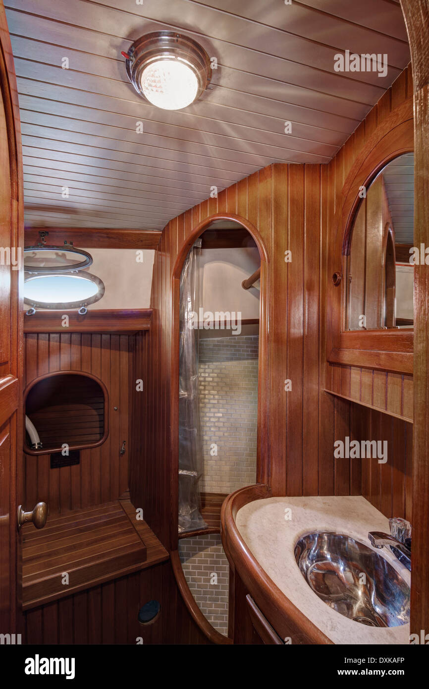 Salle de bains en cabine de bateau Banque D'Images