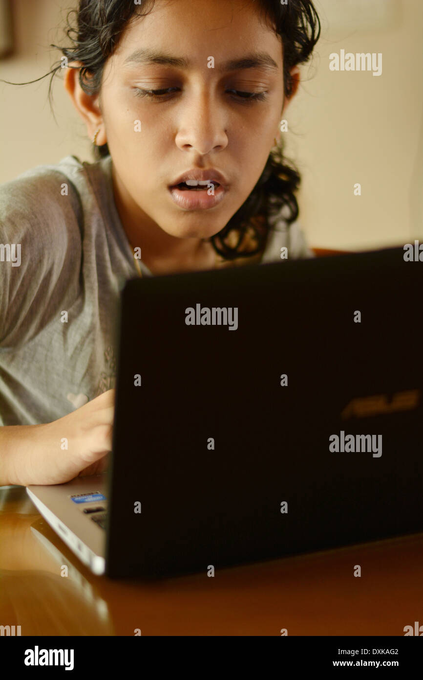 Girl using computer Banque D'Images
