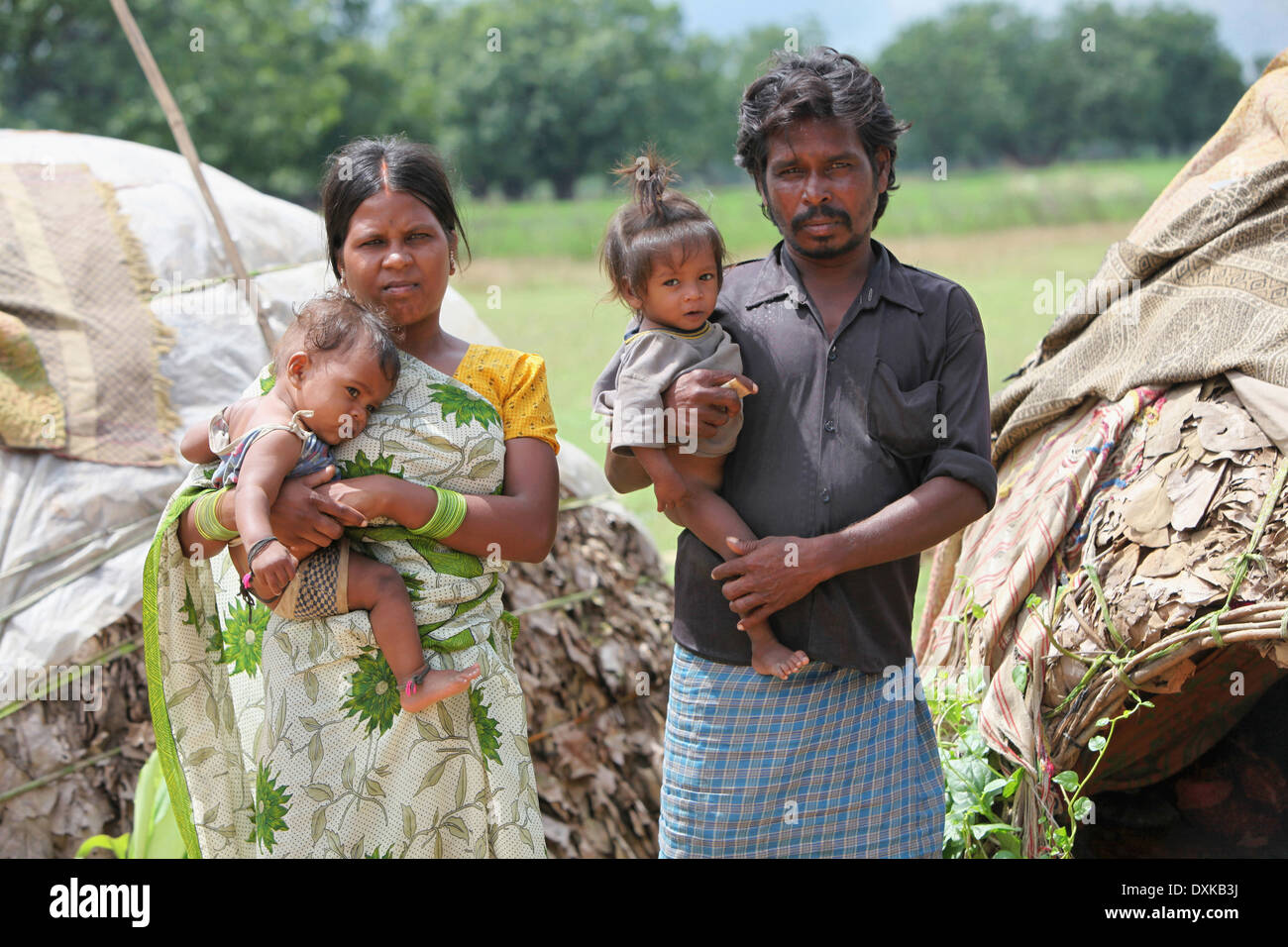 Tribal family debout devant leur hutte. Keredari et village, district de bloc Hazaribaug, Jharkhand, India Banque D'Images