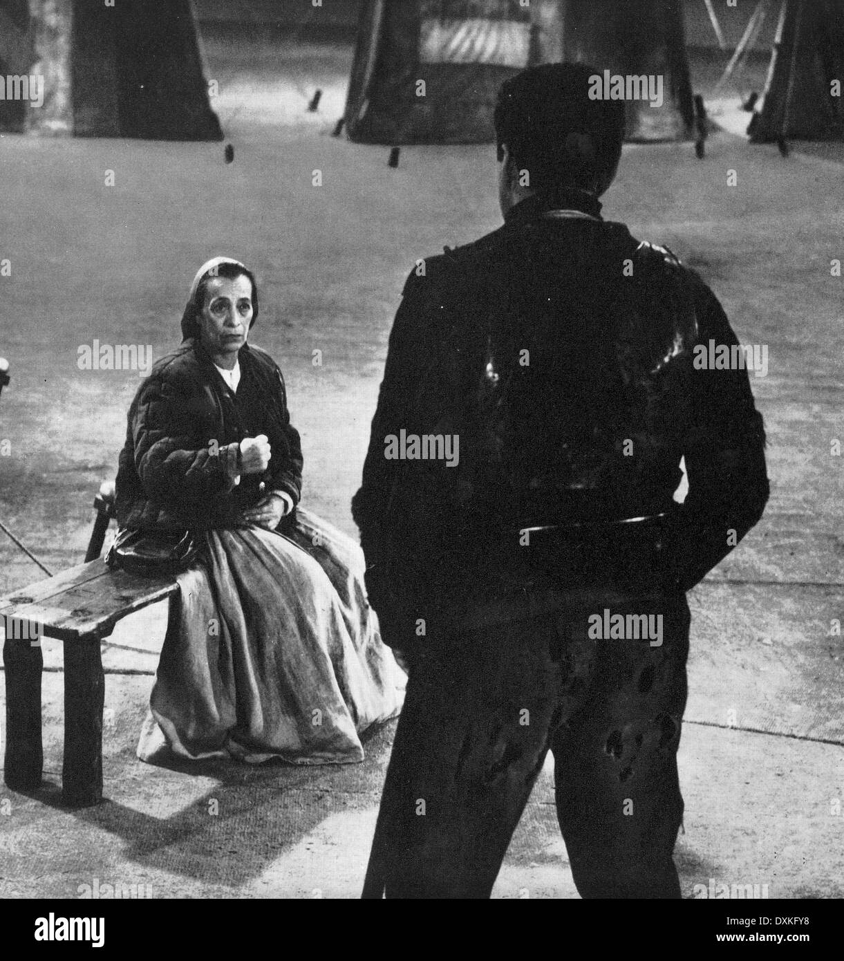 Mère courage Banque d'images noir et blanc - Alamy