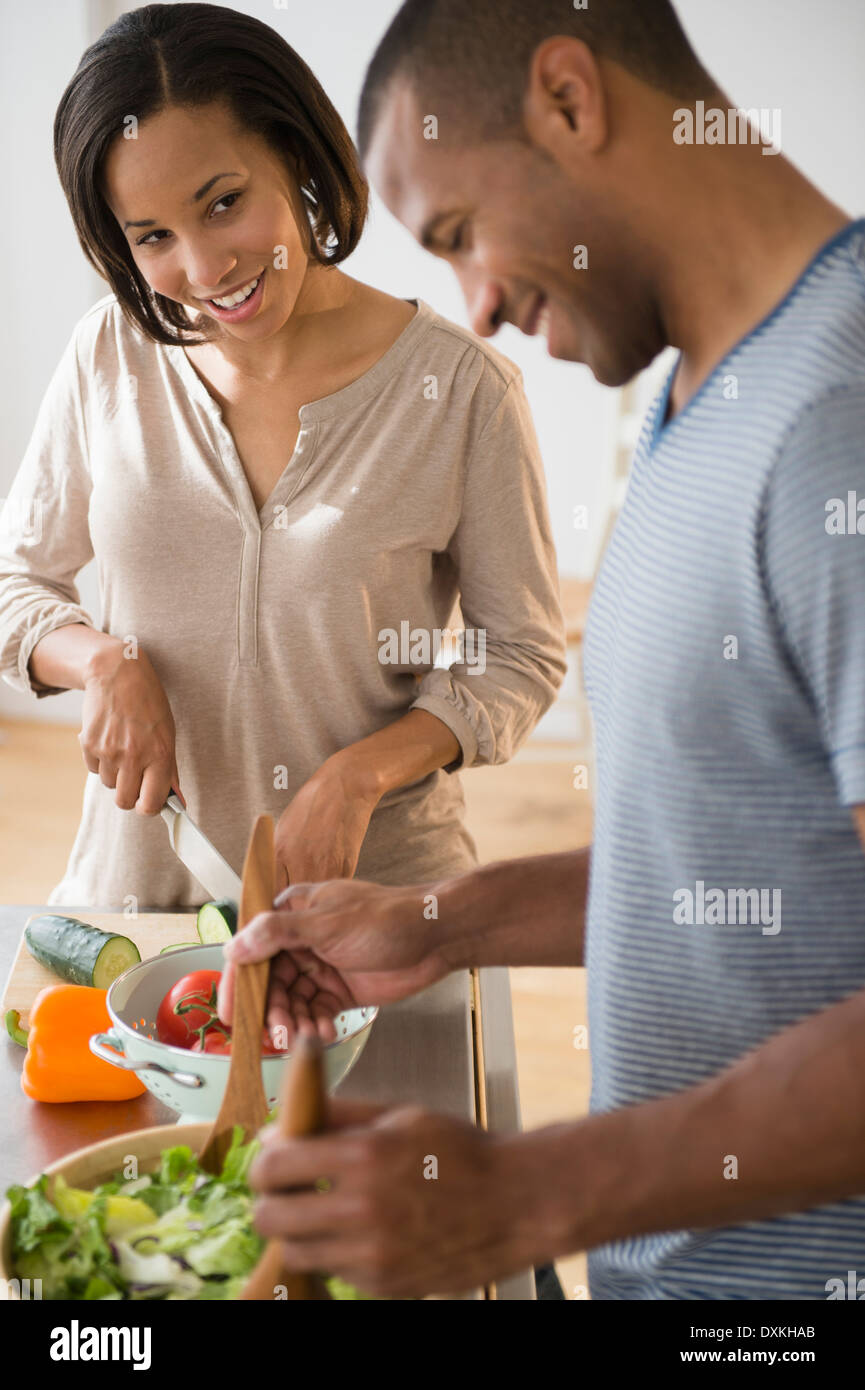 Couple preparing salad Banque D'Images