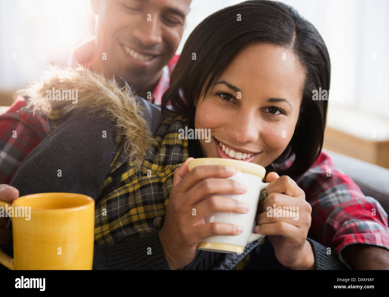 Portrait of happy couple drinking coffee Banque D'Images