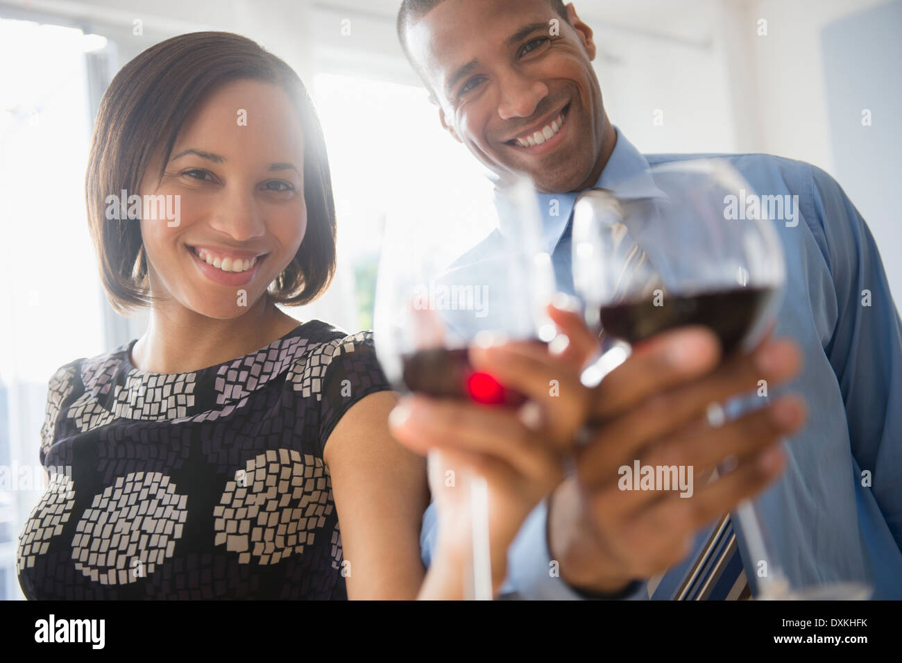 Portrait of happy couple toasting with wine glasses Banque D'Images