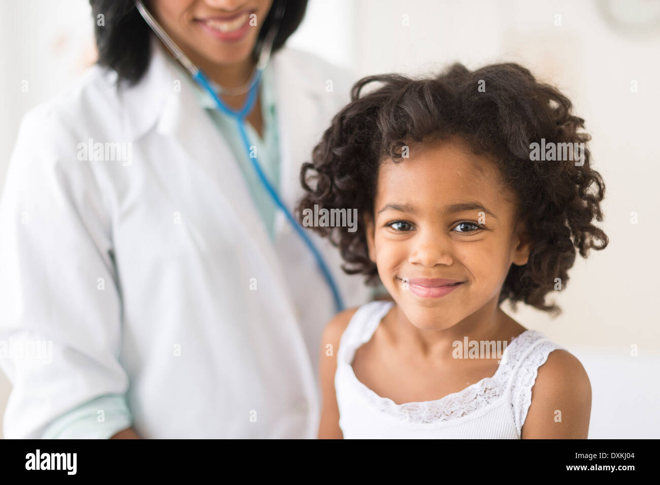 Portrait of smiling African American Girl with doctor Banque D'Images
