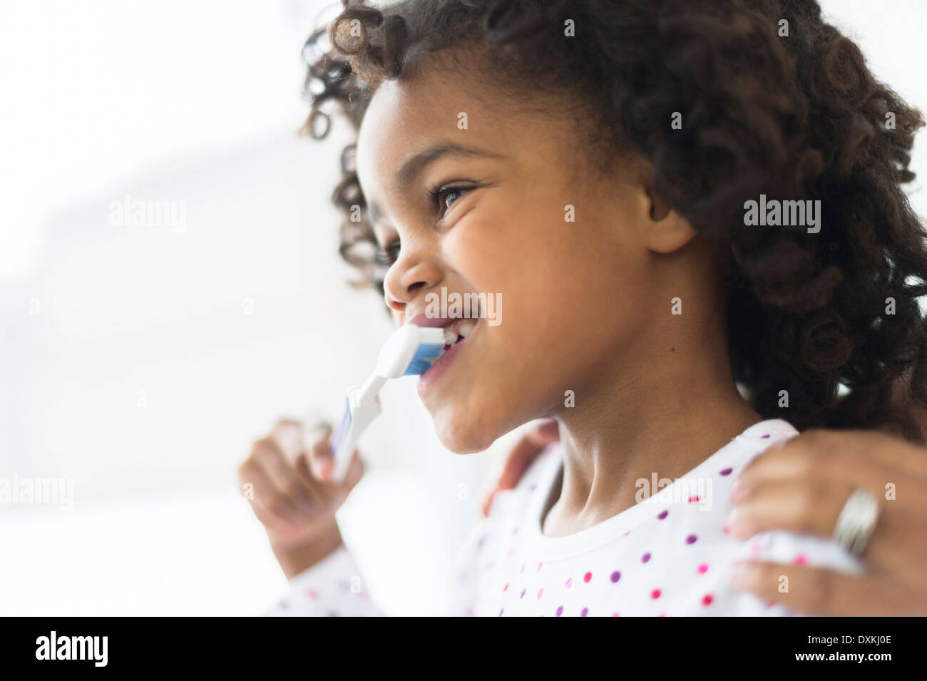 Close up of African American girl se brosser les dents Banque D'Images