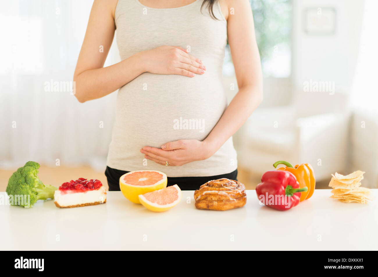 La santé et les aliments malsains en face de la femme enceinte femme japonaise Banque D'Images