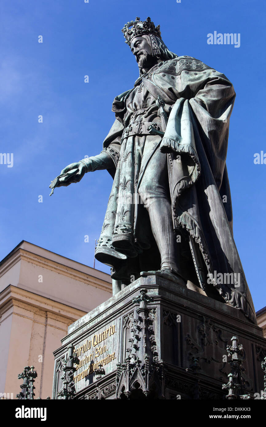 Statue du Saint empereur romain de Bohême figure du roi aux chevaliers de la Croix à la sculpture du pont Charles de Prague Banque D'Images