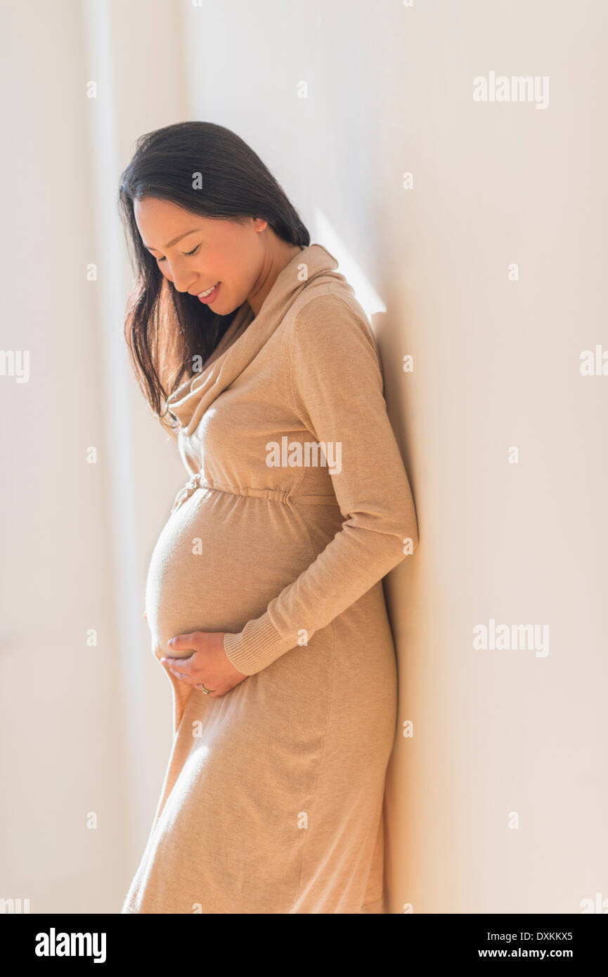 Femme japonaise enceinte estomac holding Banque D'Images