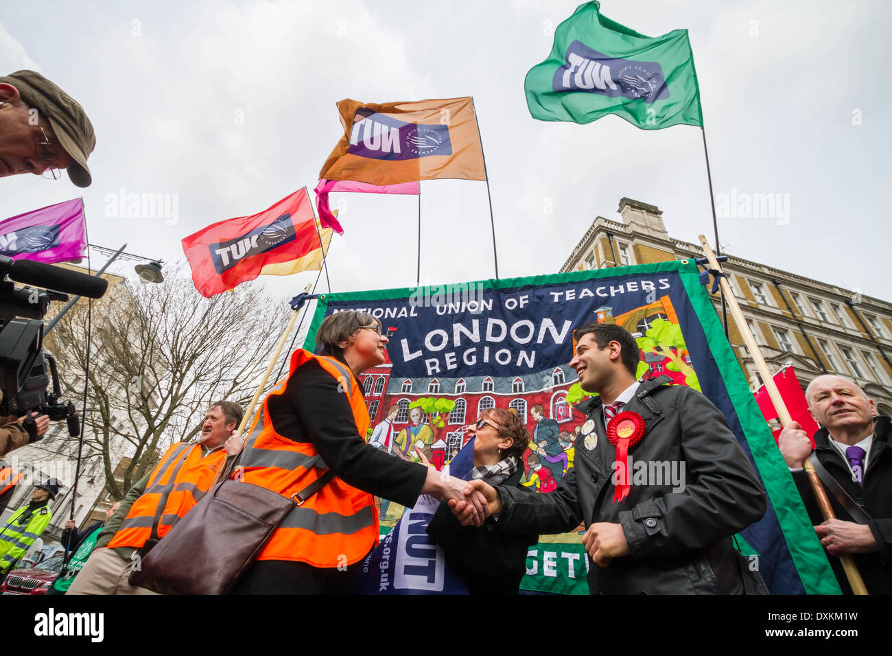 Des milliers d'enseignants et les partisans de mars à Londres le jour de grève l'écrou Banque D'Images