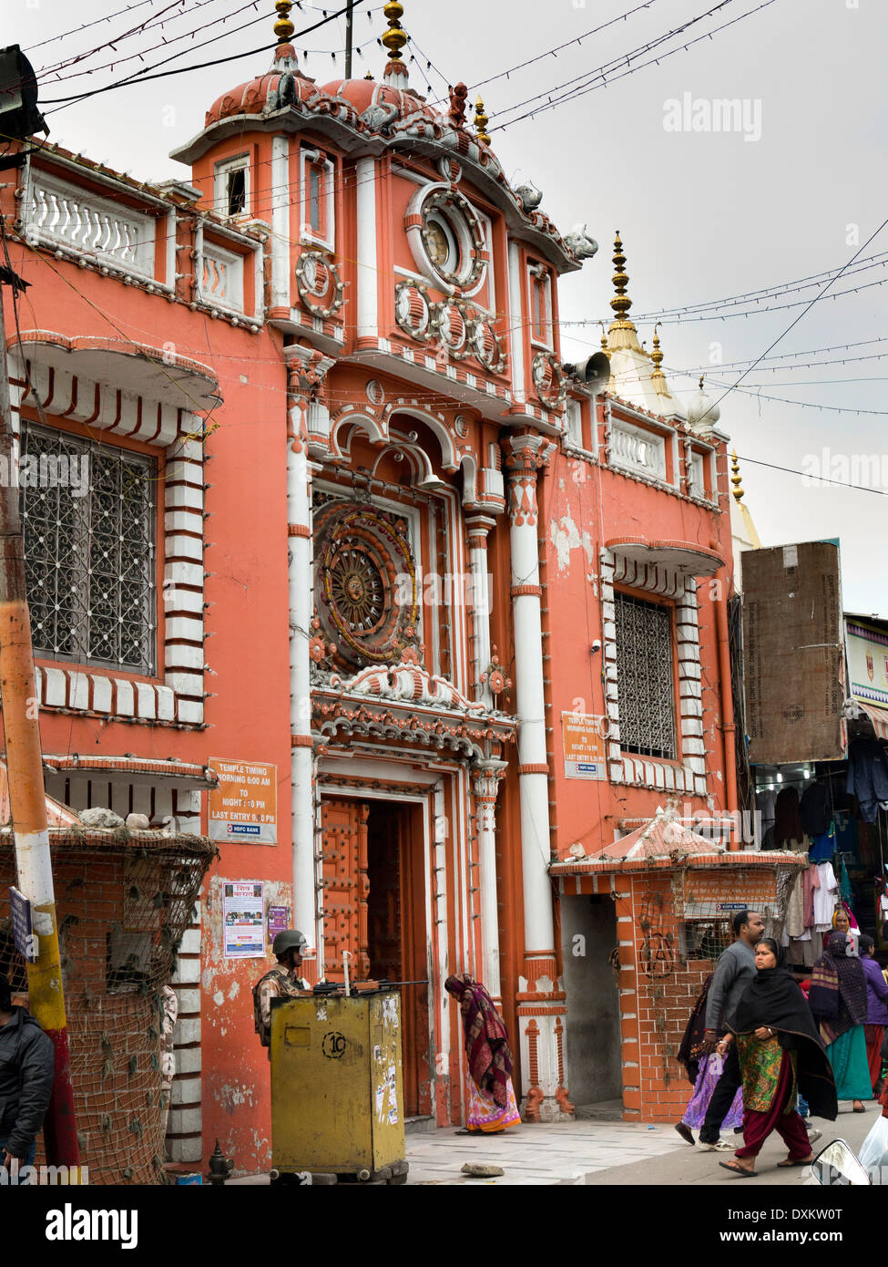 L'Inde, le Jammu-et-Cachemire, Jammu, Residency Road, garde armée à l'extérieur de Raghndath Mandir Banque D'Images