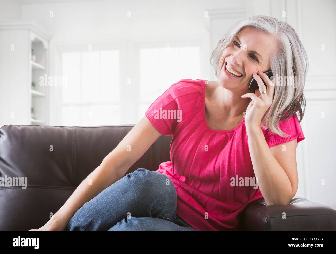 Happy young woman talking on cell phone Banque D'Images