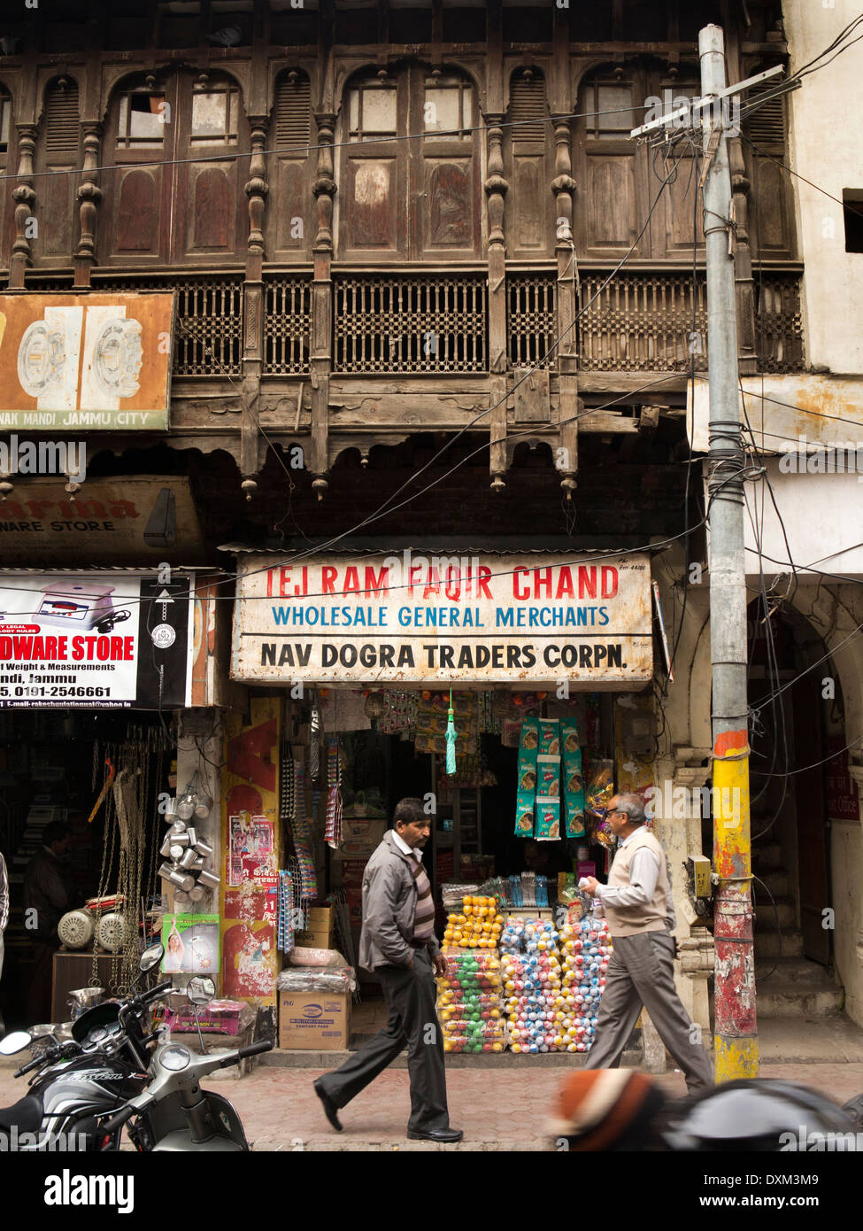 L'Inde, le Jammu-et-Cachemire, Jammu, Rajinder Bazar, l'architecture traditionnelle, vieux bâtiment en bois Banque D'Images