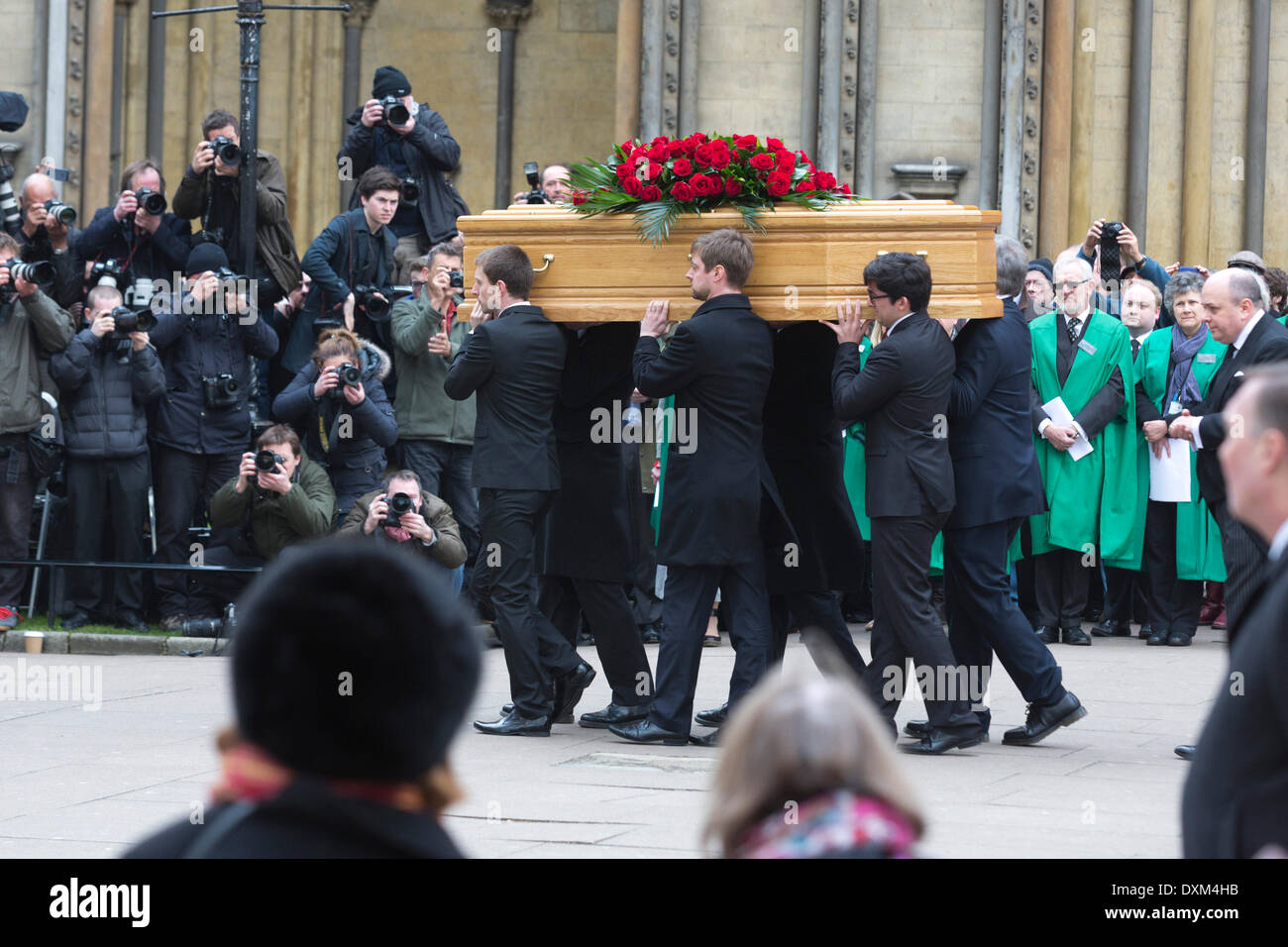 Londres, Royaume-Uni. 27 mars 2014. Tony Benn's cercueil est porté dans St Margaret's Church par ses fils et les membres de sa famille. Les funérailles de Tony Benn a lieu à St Margaret's Church, l'abbaye de Westminster, Londres, Royaume-Uni Crédit : Nick Savage/Alamy Live News Banque D'Images