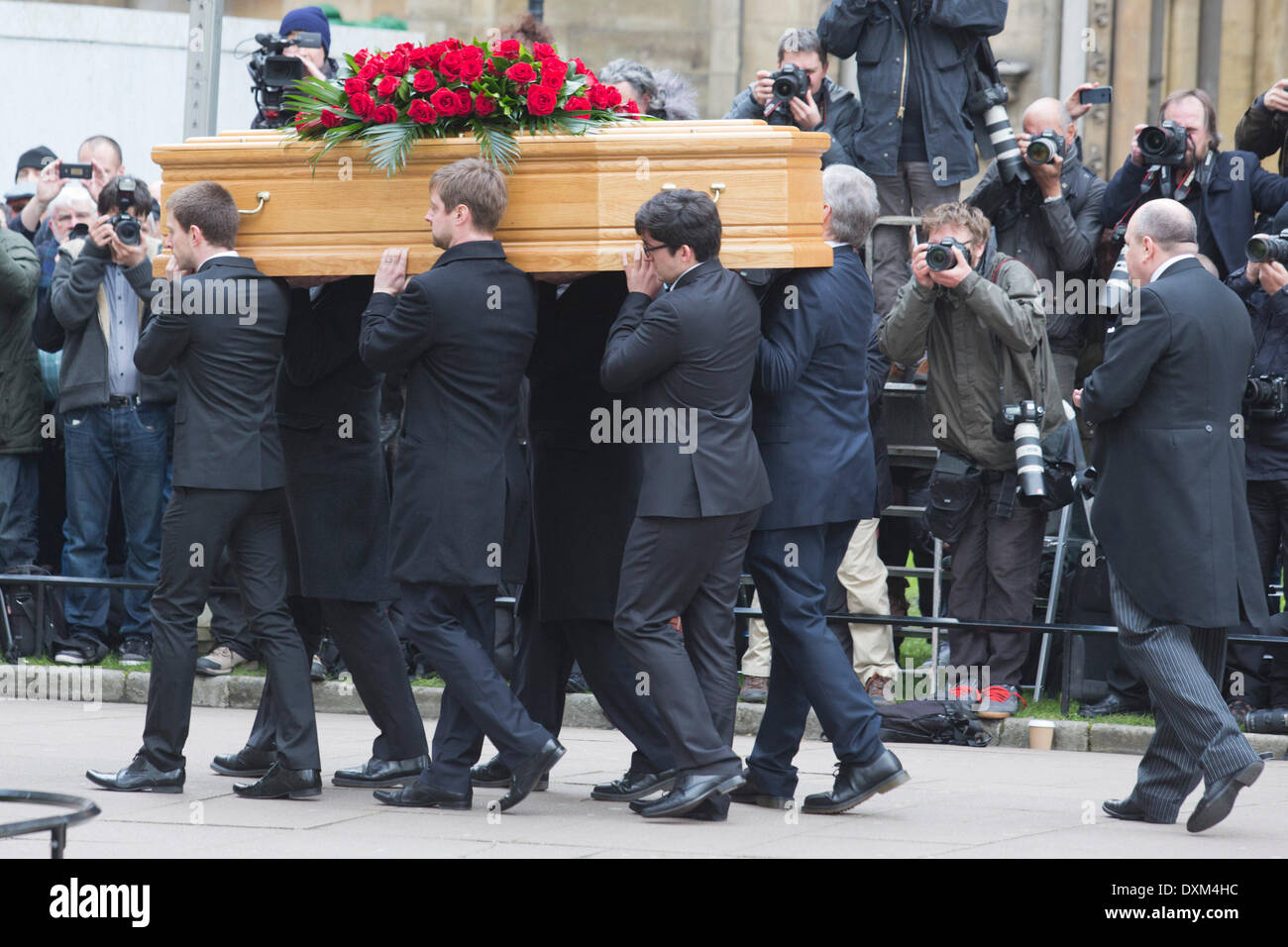 Londres, Royaume-Uni. 27 mars 2014. Tony Benn's cercueil est porté dans St Margaret's Church par ses fils et les membres de sa famille. Les funérailles de Tony Benn a lieu à St Margaret's Church, l'abbaye de Westminster, Londres, Royaume-Uni Crédit : Nick Savage/Alamy Live News Banque D'Images