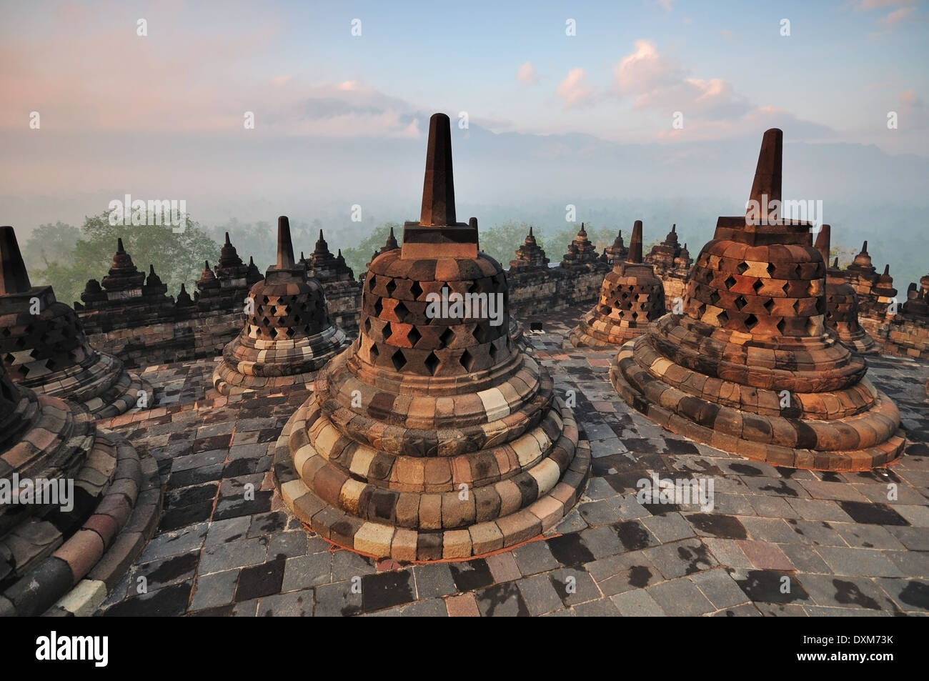 Lever du soleil à Borobudur Temple Stupa Jogjakarta, Indonésie. Banque D'Images