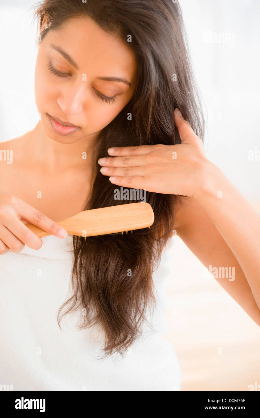 Close up of Asian woman brushing hair Banque D'Images