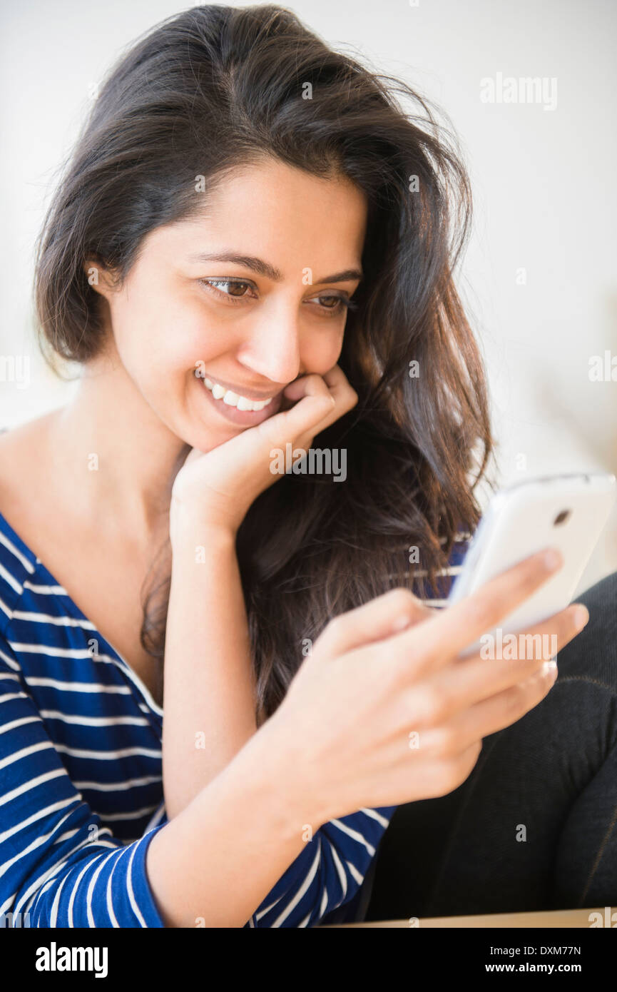 Close up of Asian woman text messaging with cell phone Banque D'Images