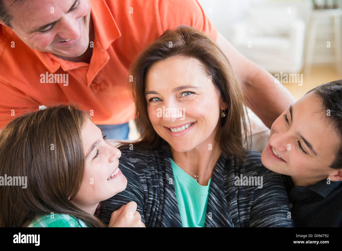 Caucasian man smiling at femme et enfants Banque D'Images