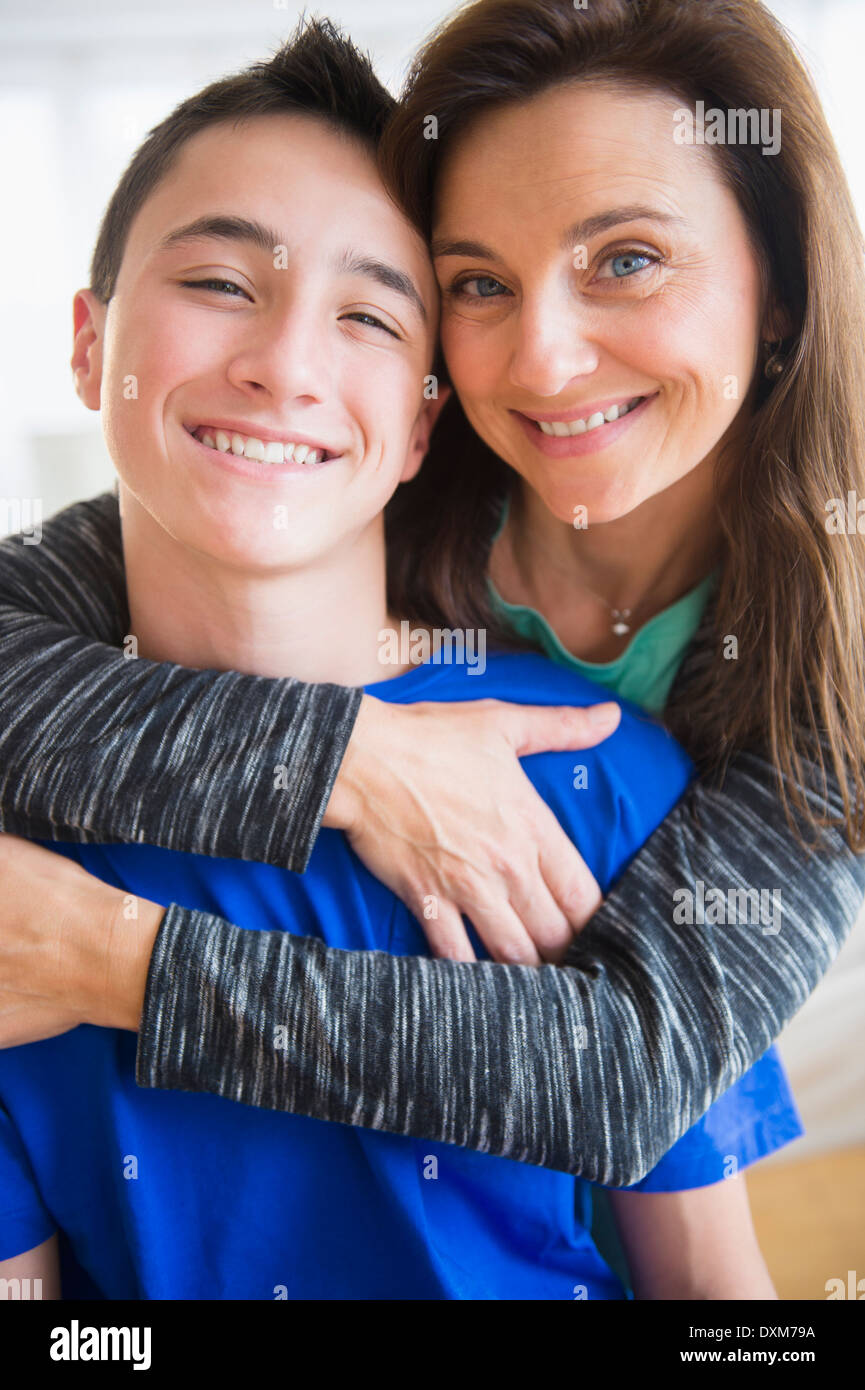 Close up portrait of Caucasian mother and son hugging Banque D'Images
