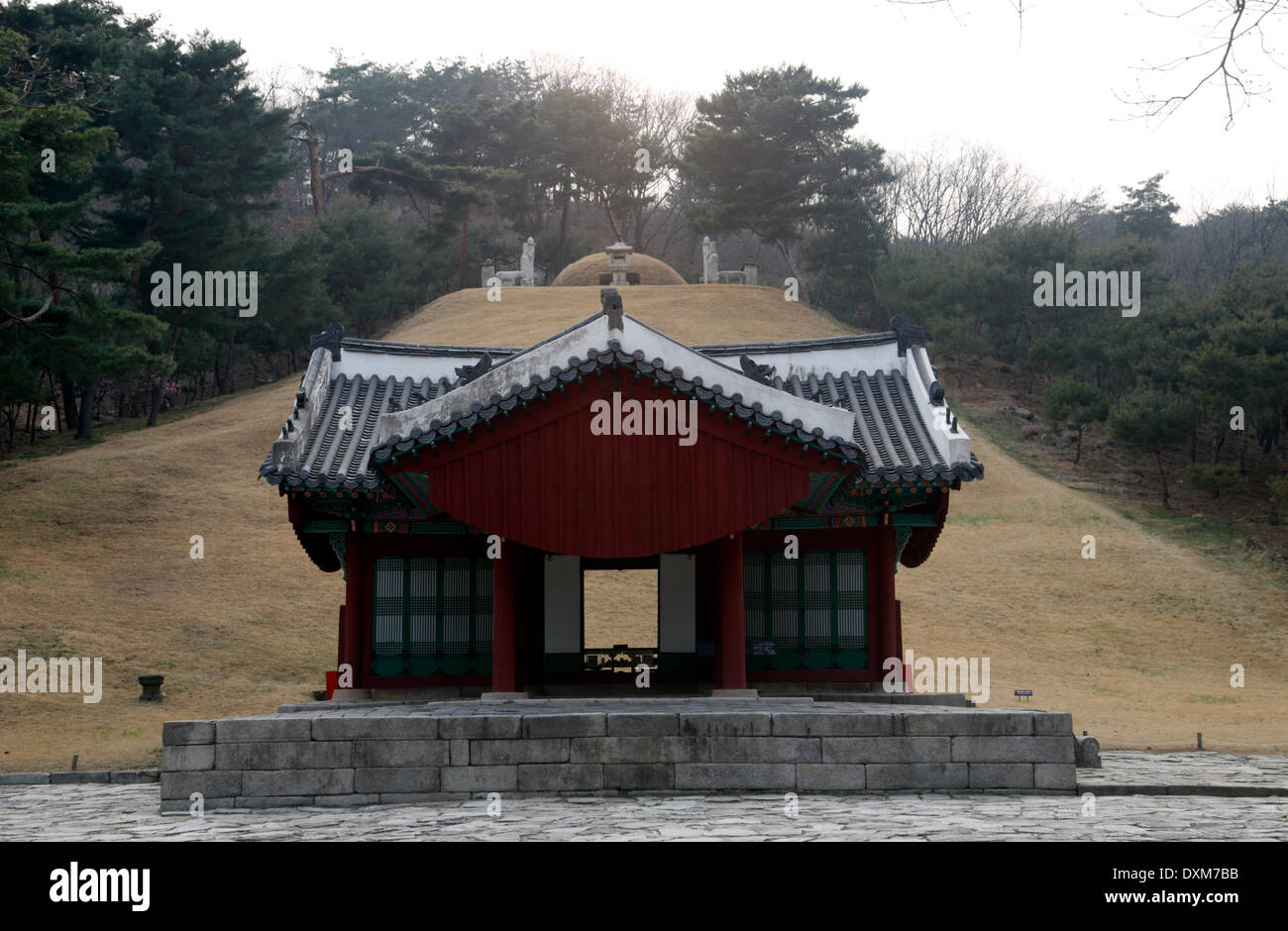 Séoul, Corée du Sud. 27 mars 2014. Jeongneung tombe royale est vu, Séoul, Corée du Sud, le jeudi 27 mars, 2014. La tombe royale est le tombeau de la Reine Consort, Sindeok la seconde épouse du roi Taejo, fondateur de la dynastie Joseon (1392-1910) et a été enregistré comme un patrimoine mondial de l'UNESCO en juin 2009, selon l'Administration du patrimoine culturel de la Corée du Sud. Banque D'Images