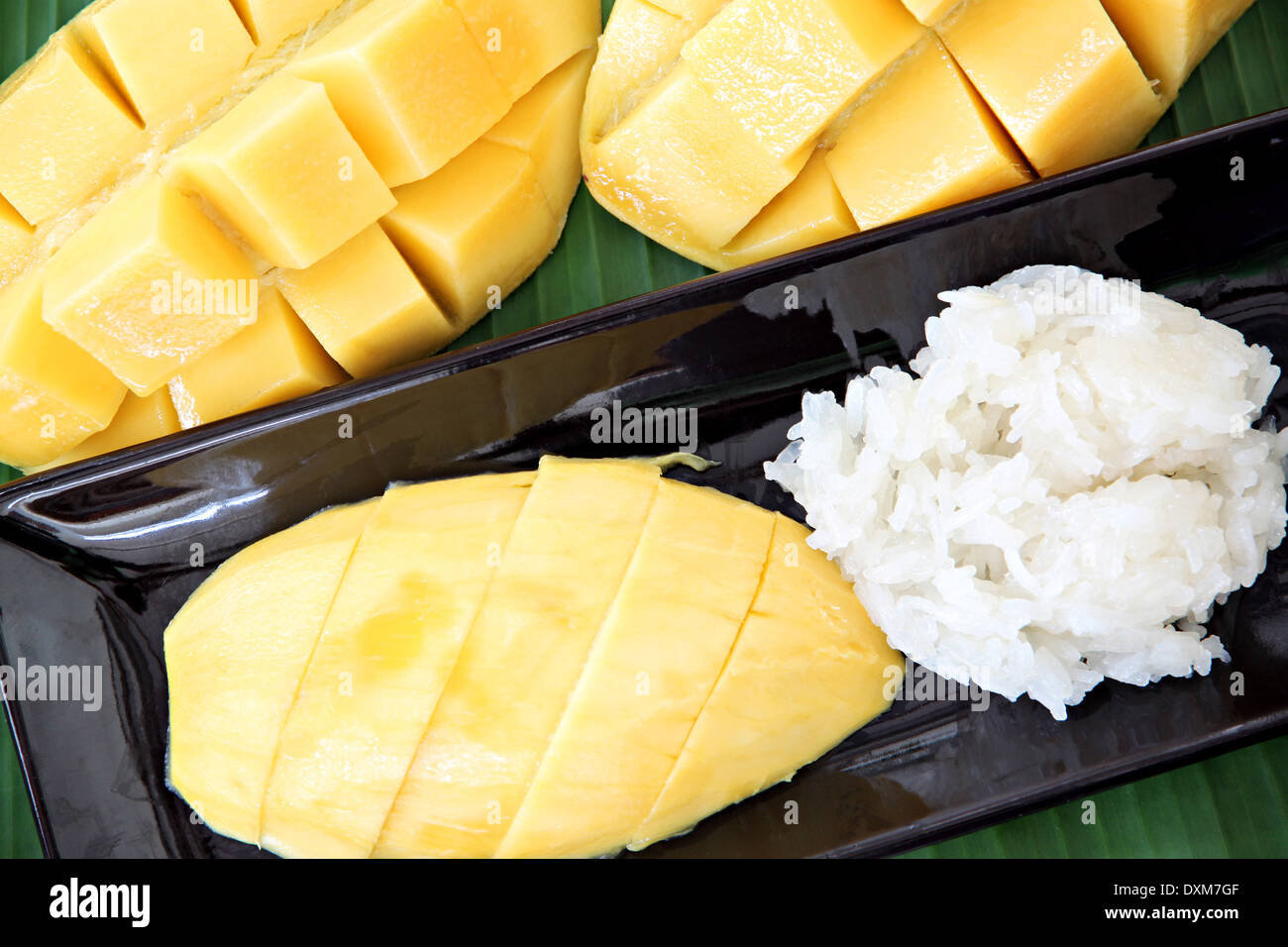 Mangue mûre et de riz collant à plat sur des feuilles de bananier,aliments thaïlandais locaux. Banque D'Images