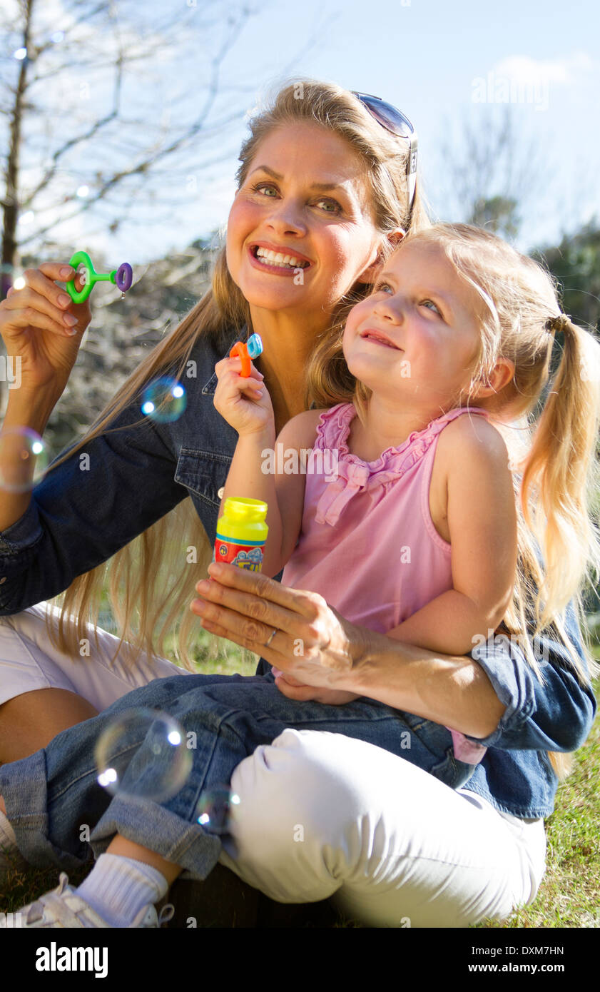 Mère et fille faire des bulles ensemble au parc Banque D'Images